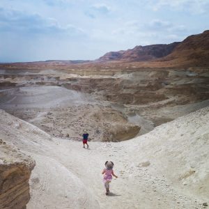 ילדים רצים במדבר 